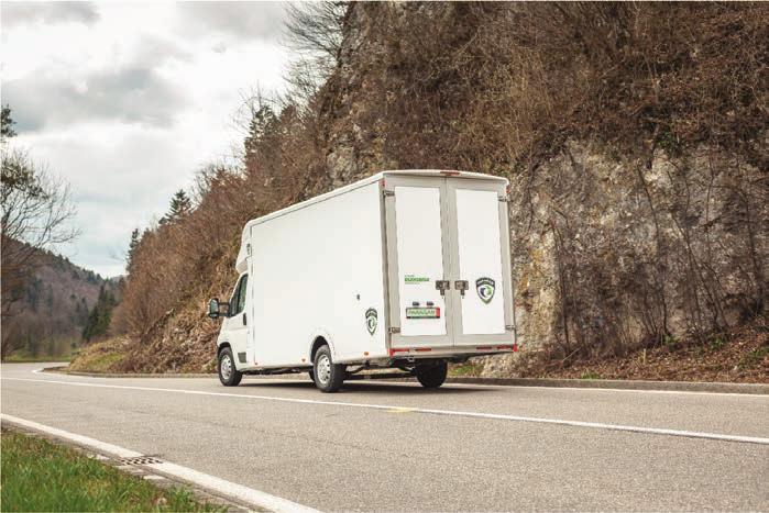 Eurobox XXL, který se také stále řadí do kategorie běžných dodávek, převeze na jeden zátah náklad o hmotnosti až 1200 kg, který lze naložit do prostoru nástavby o neuvěřitelné velikosti až 24,5 m³.