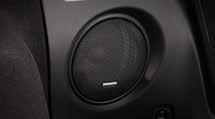 Ke zpříjemnění cesty poslouží nová prémiová audio soustava s 12 reproduktory Harman/ Kardon, anebo standardně dodávané audio se šesticí reproduktorů.