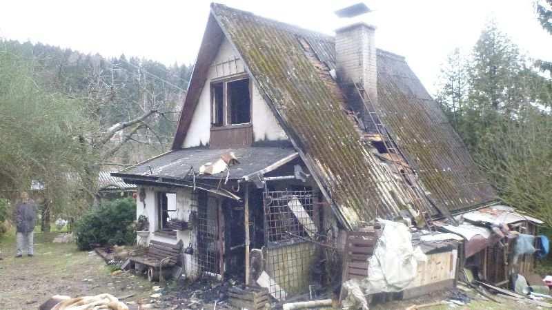 šňůrového PO: 2 x SDH vedení. Požár chaty v osadě Krásné (horní osada) Okres: Šumperk v Hraběšicích, 10. 1. 2015.