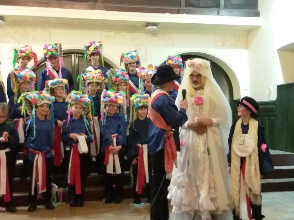 Kluci oblečení v masopustních maskách pro nás připravili pásmo písní a říkadel za doprovodu rytmických nástrojů.
