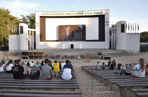univerzita juniorů CEAF ZOO zhlédla na amfiteátru výukové filmy