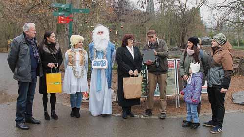 Vítání symbolického posledního návštěvníka roku 2018 Welcoming of the symbolic last visitor of 2018 domeček si měli možnost i postavit. Oslava Dne Země se stou pila z Lüftnerky před Tropický pavilon.