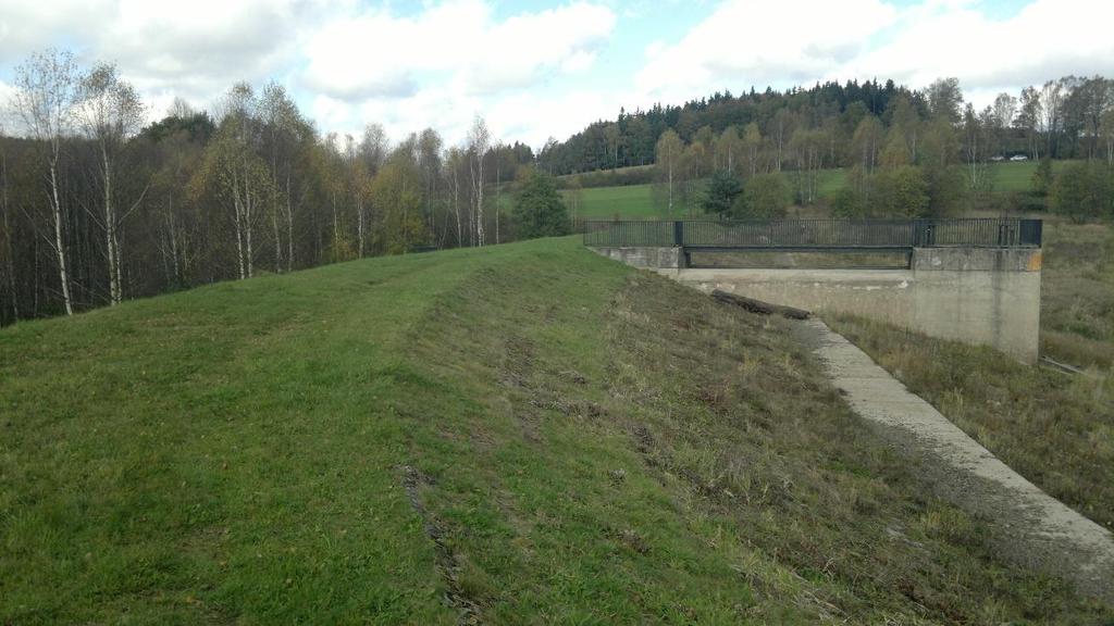 Na návodním líci hráze se nalézá lavice, která rozděluje hráz na dva celky. Tato lavice je vybudována na kótě 572,30 m 