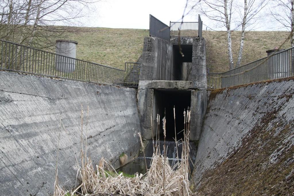 3.1.3 Vývar Vývar je vybudován ze železobetonu. Stejně jako všechny bloky tvořící sdružený objekt leží na podkladním prostém betonovém loži. Šířka dna vývaru je s délkou konstantní, činí přesně 3,0 m.