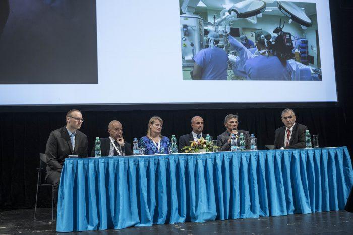 Panel expertů při live surgery. Zleva: MUDr. L. Luňáček, doc. J.