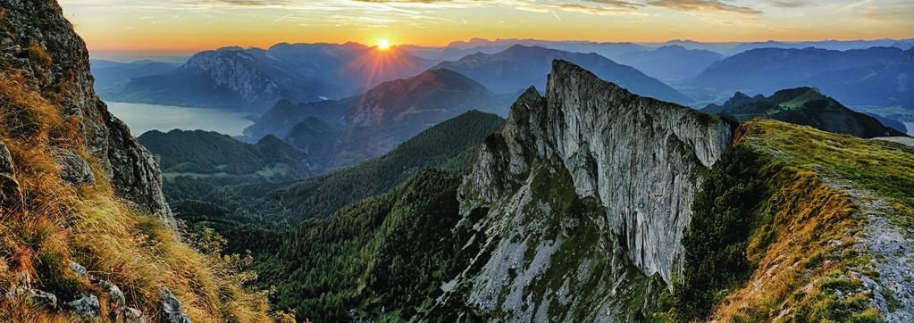 FASCINUJÍCÍ VÝHLEDY A DECHBEROUCÍ ZÁŽITKY V JEDINEČNÉ KRAJINĚ Nezapomenutelnou podívanou po vodě i po souši nabízí v oblasti Solné komory plavba lodí po jezeře Wolfgangsee a jízda