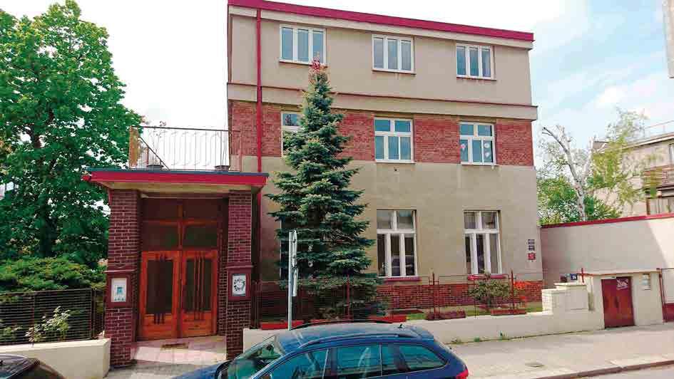 Na tuto slavnost navázalo odpoledne shromáždění s vyprávěním o dějinách sboru, které bylo obohaceno vzpomínkami předchozích kazatelů a dalších členů sboru.