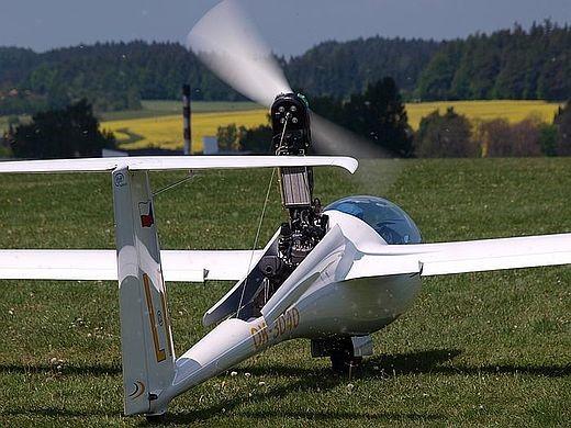 Posádka Pilot, muž ve věku 53 let, držitel platného průkazu způsobilosti letové posádky SPL a kvalifikace FI (S), měl platné osvědčení zdravotní způsobilosti 2.