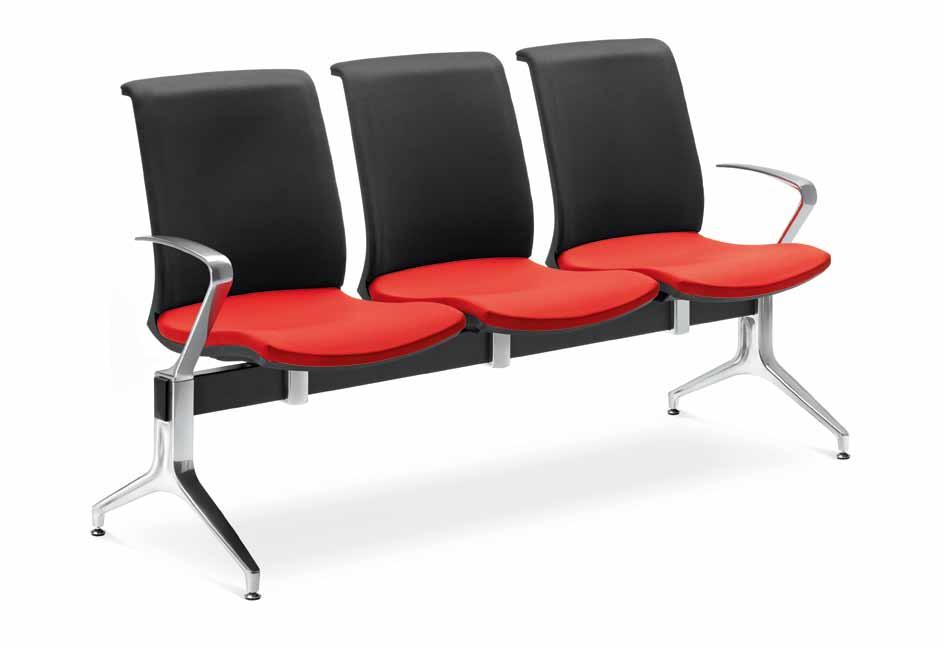 The Lyra Net range also includes two- and three-seater benches. As in the Lyra Net swivel and conference chairs, the shell of the seats is made of supporting plastic in black or white.