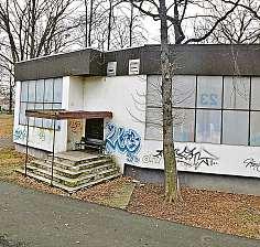 A to kvůli řadě překážek, uvedl místostarosta Igor Bruzl. Připomněl, že kvůli stížnostem lidí z blízkých bytových domů na hluk v nočních hodinách město před lety objekt za milion korun odkoupilo.