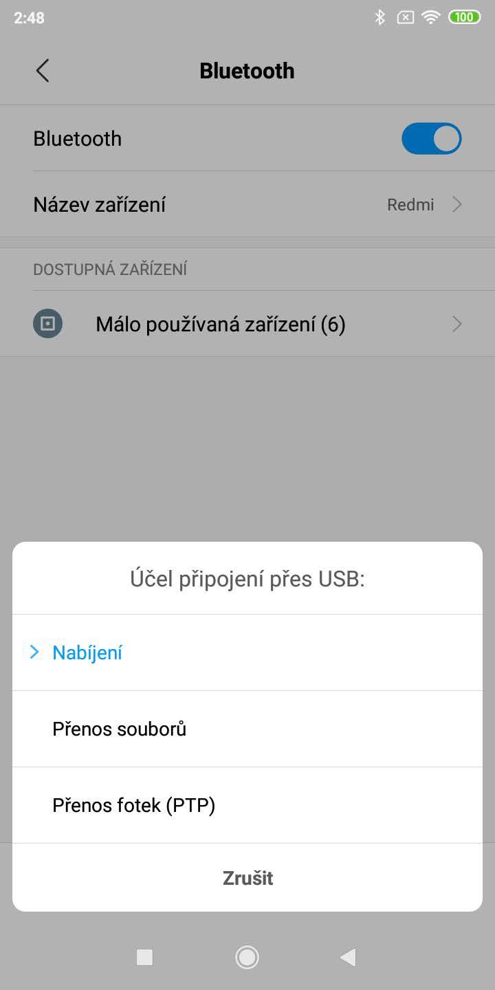 Uvedení do provozu Nabíjení baterie Připojte adaptér s USB kabelem k přístroji a poté do zásuvky ve zdi. ikona baterie změní barvu na zelenou.