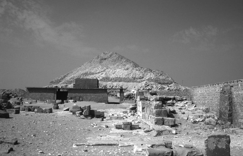 KRÁLOVSKÉ ÎENY V 6. DYNASTII Za vlády Pepiho II. vrcholí intenzita vztahû Egypta s okolními sousedy.