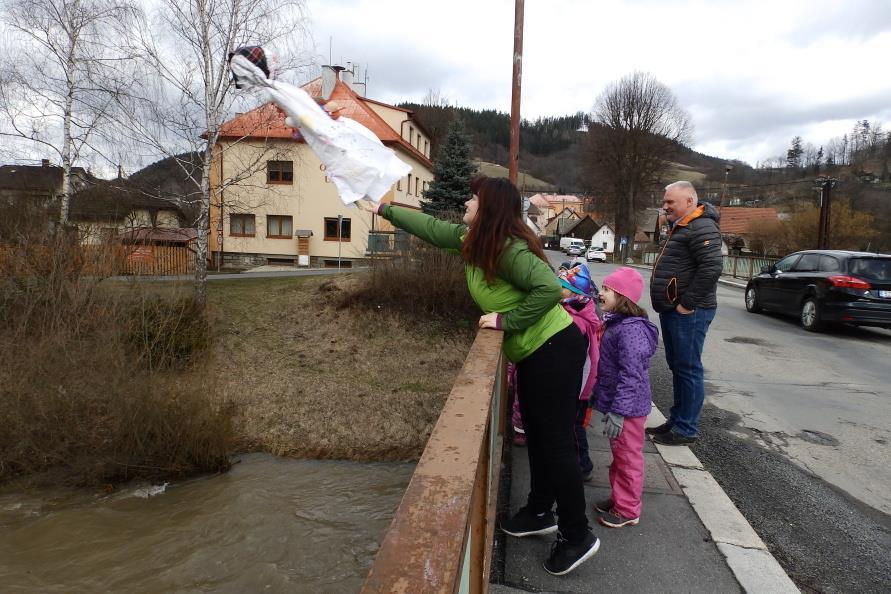 Se společně vyrobenou Morenou, za doprovodu lidových říkadel, básní a písní jsme dne 11. 3. 2019 chodili po vsi a vynášeli zimu, vrátili se tak k lidové tradici našich předků.