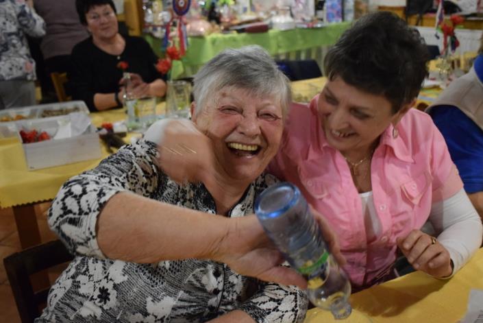 JANOVSKÉ LISTY strana 22 návrhy, aby byl pasovací meč použit jinak než obvykle, aby příště zbylo pár dárečků i na jiné. Nestalo se tak. Plný smíchu a převleků byl další z řady úspěšných čajů o páté.