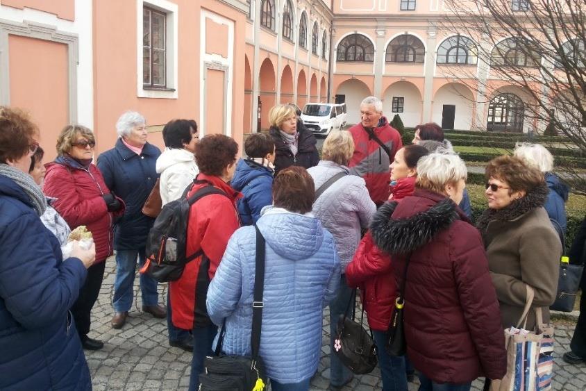 První překvapivá zpráva pro mnohé z nás byla, že gobelínka původně stála v Zašové a až po deseti letech byla přemístěna do Valašského Meziříčí. Jejím zakladatelem byl výtvarník Rudolf Schlattauer.