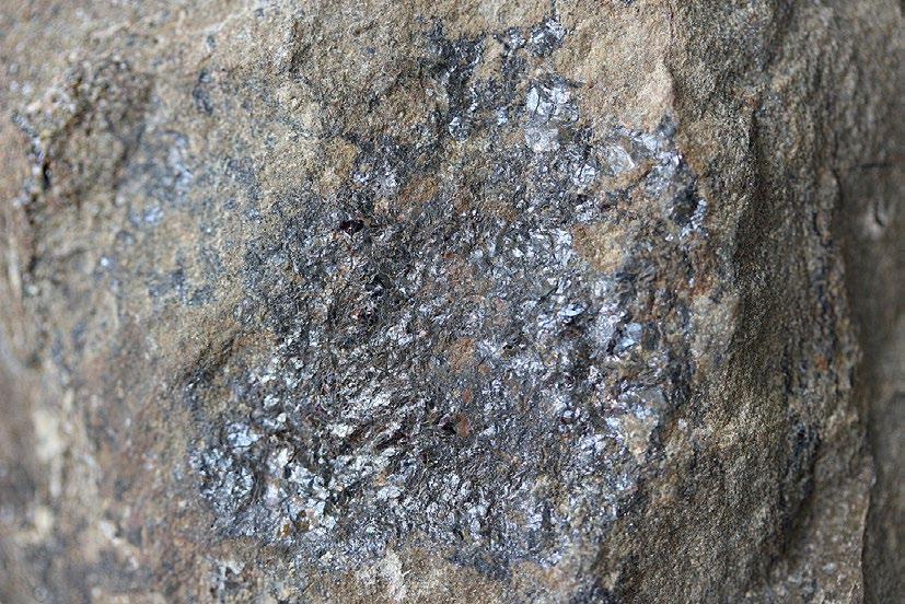 64 Bull Mineral Petrolog 25, 1, 2017. ISSN 2570-7337 (print); 2570-7345 (online) Obr. 6 Černé kovově lesklé šupiny pyrofanitu z Chvaletic. Velikost 6 3.5 cm. Sbírka Národního muzea Praha, foto J.
