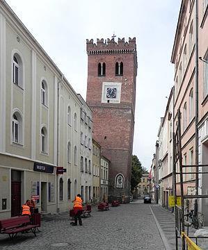 - szkoła par., obecnie plebania, ul. św. Wojciecha 12 (d. pl. Kościelny), z roku 1549, přest. v pol. 17. st. a v roce 1815 (farní škola, dnes fara) - zespół budynków szkolnych, ul.