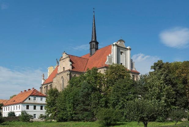 Další: - mauzoleum Hohenzollernów z r. 1898 r., v parku nedaleko zámku. Zdevastováno r. 1945, zrenovováno 2018. Výběr z památek: Zespół klasztorny oo.