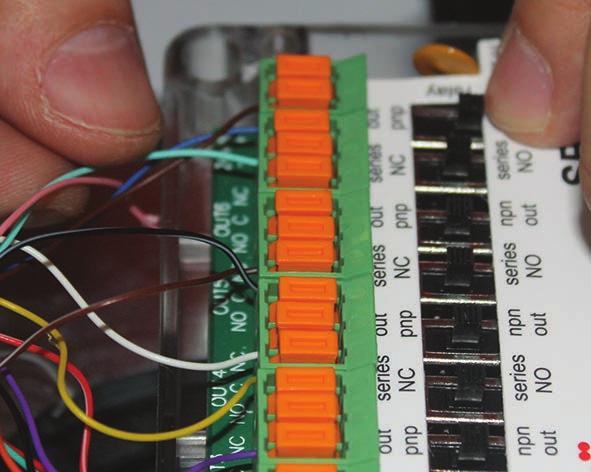 Fitting procedure Position and fix the box to the Gimatic profile 1.