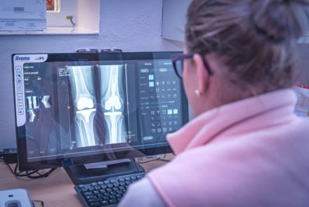 8 NOVINKY ORTOPEDICKÉ KLINIKY Od konce února využívá Ortopedická klinika nový rentgenový přístroj.