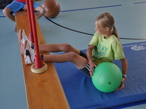 Zároveň jsou nohy v prostoru mezi kužely, které stojí na lavičce ve vzdálenosti 50 cm.