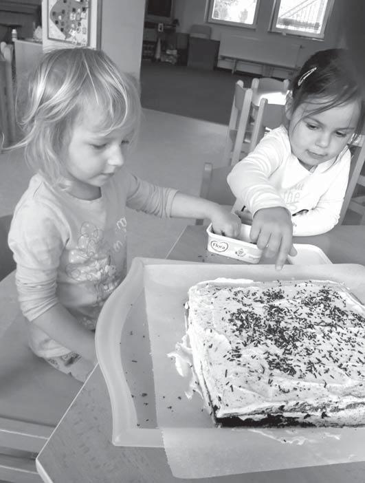 písničkami a tanečky. Hned v dalších dnech všechny čekala další oslava, tentokrát Dne dětí. Paní učitelky pro holčičky a kluky nachystaly soutěžní disciplíny tematicky zaměřené na cestování po světě.