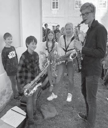 Jak již bývá zvykem, téměř hodinový koncert byl tentokrát věnován legendárním skupinám ABBA, QUEEN a BEATLES, ale zazněly zde i písně národní, renesanční tance na zobcové flétny, saxofony, varhany,