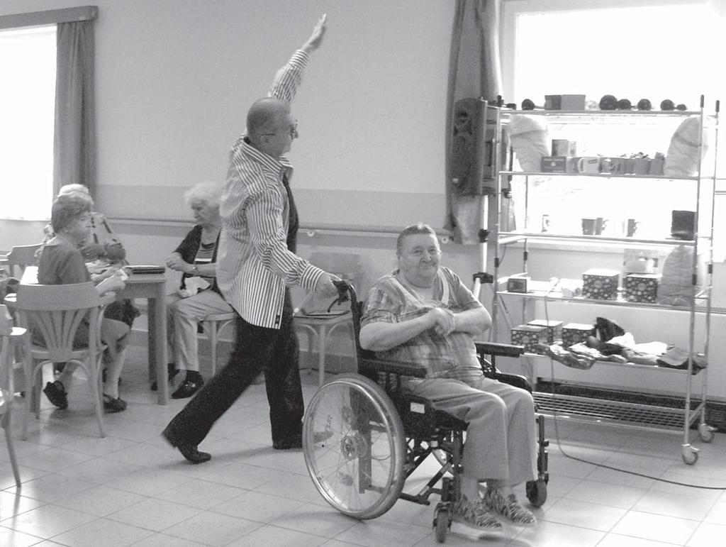 Přípravy na léto v Domově seniorů Přípravy na léto jsou v plném proudu, společně sklízíme vypěstované bylinky, ze kterých naši klienti připravují výborný sirup.