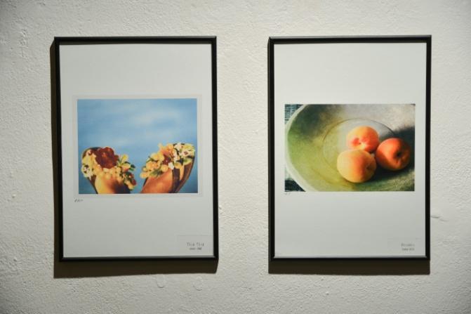 Kolekci Fotografie nemusí být vždy ostrá tvoří 25 černobílých fotografií z let 1984 až 2015.