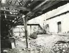 19 Dachstuhl des halboffenen Schuppens vor dem Abbau und vor der Transferierung ins Freilichtmuseum Veselý Kopec. 16. Stav hospodářské části usedlosti čp.