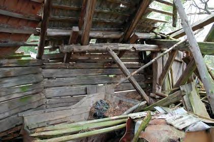 8 in Podolí bei Vojkov vor der Transferierung ins Freilichtmuseum in Vysoký Chlumec. 2. Roubená polygonální stodola v usedlosti čp.