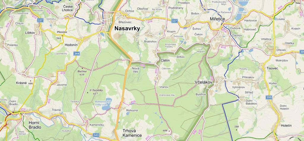Rozhledna Boiika (2): bezplatné parkoviště u rozhledny s příjemným posezením pod střechou.