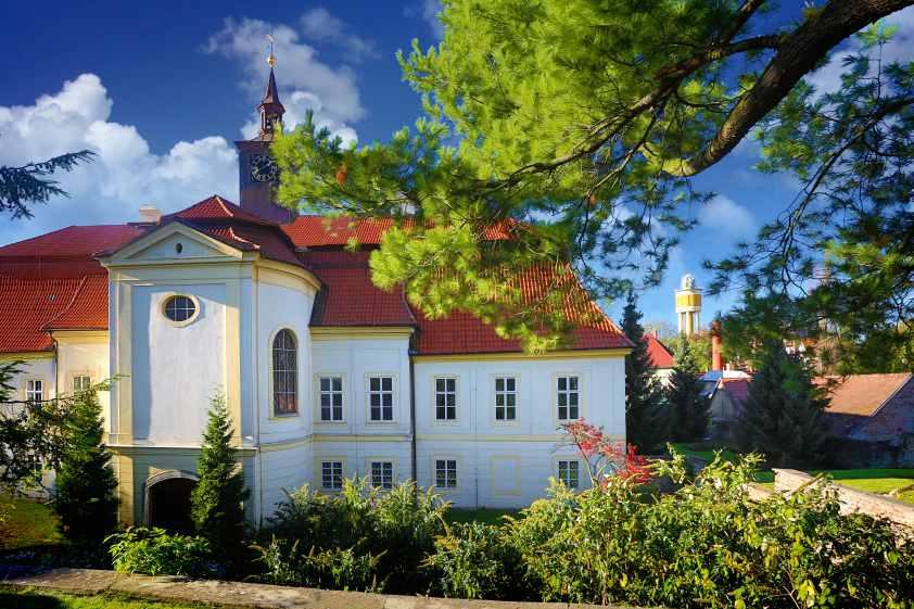 Zámek a přilehlé zahrady Chrast, muzeum života na vesnici Rosice u Chrasti 7 Barokní zámek v Chrasti (6) je oblíbeným