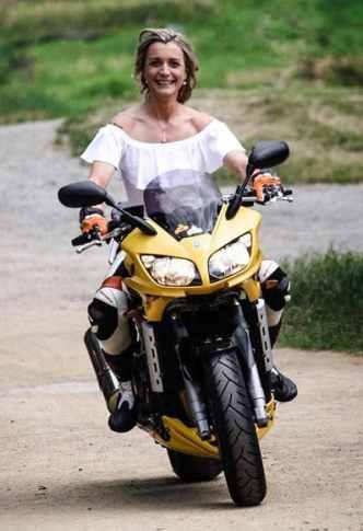 Následně byla upravena dobrovolníky z obce a okolí. Motorku lze ponechat před objektem u silnice, zatímco budete prozkoumávat vnitřek tvrze.
