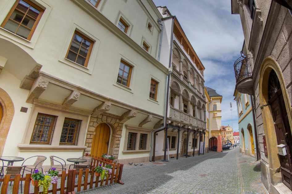 Díky bohaté historii můžete ve městě najít spoustu zajímavých památek mezi které patří: středověké opevnění historického