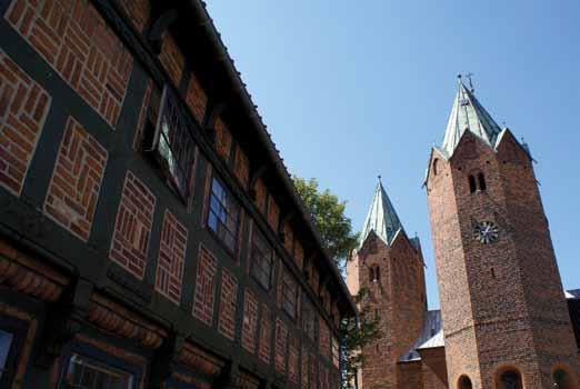 Sognepræst Leif Aage la Cour Jensen, Aaby Aarby Kirkes bygningshistorie Kun seks kilometer fra Aarby Kirke ligger Kalundborg Kirke med dens fem tårne. Begge kirker er Mariakirker.