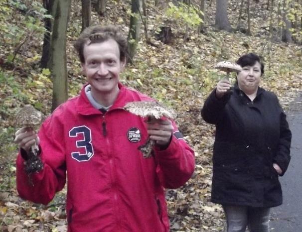 Divadelní spolek Jednou nohou venku Sběr hub Další klienti žijí v pěti garsoniérách jednoho bytového domu.