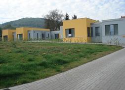 Klienti se podílí na celé řadě činností, od přípravy stravy, přes nákup surovin až po praní svého osobního prádla.