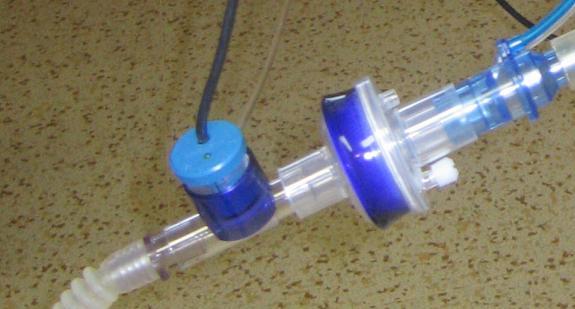 4.3.1 Pasivní zvlhčování - mezi ETR/TSK a okruh ventilátoru je zařazen výměník vlhkosti a tepla HMT Booster - při výdechu zadrţuje teplo a vlhko z vydechovaného vzduchu a při nádechu je předává
