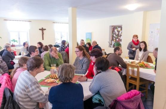 V zaplněném kostele vystoupil pěvecký sbor Avonotaj, jehož repertoár tvoří židovské a hebrejské písně.