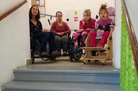 POVEDLO SE! Speciální škola hlásí: Příběh schodišťové sedačky je naplněn! Překrásný dárek pod stromeček - schodišťová sedačka ve speciální škole je v provozu.