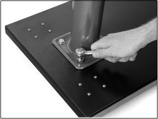 Las ruedas de la placa base con los tornillos de cabeza Phillips M5 x 10, arandelas y tornillos tuercas (Figura 1).
