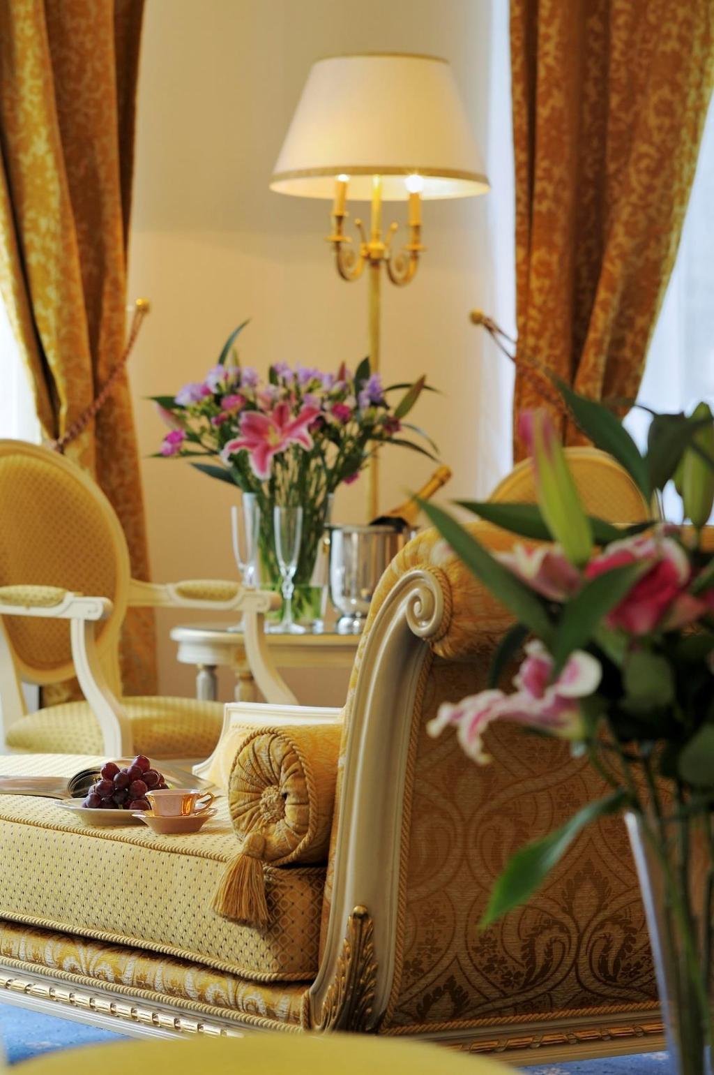 Savoy Westend Hotel 5* K D E H I S T O R I E Z O S O B Ň U J E M O D E R N Í L U X U S Savoy Westend Hotel je situován v historické části města Karlovy Vary, obklopený bukovými lesy.
