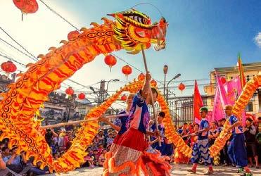 5 2 3 3 DRAČÍ TANEC Dračí tanec stejně jako lví tanec bývá k vidění při různých asijských oslavách, nejčasteji při