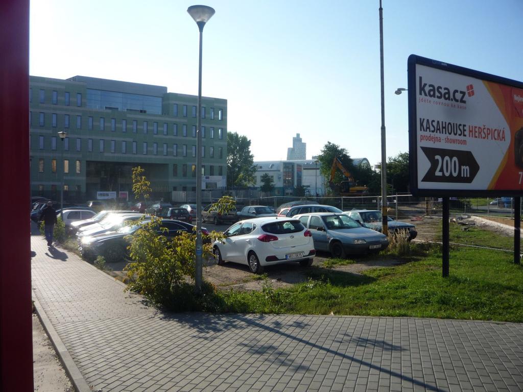 smíšená plocha POVRCH: asfalt PLOCHA M2: 2050 VLASTNÍK PARCEL MĚSTO BRNO: ano OKOLNÍ ZÁSTAVBA OBYTNÝMI CELKY: v hustě zastavěném území NAPOJENÍ NA PŘÍJEZDOVÉ KOM.