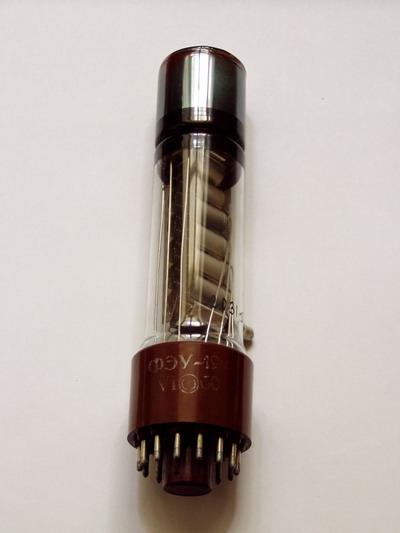 fotoelektronů. Tyto dopadají na nejbližší dynodu (parabolická elektroda) a každý z nich vyprodukuje jistý počet R sekundárních elektronů.