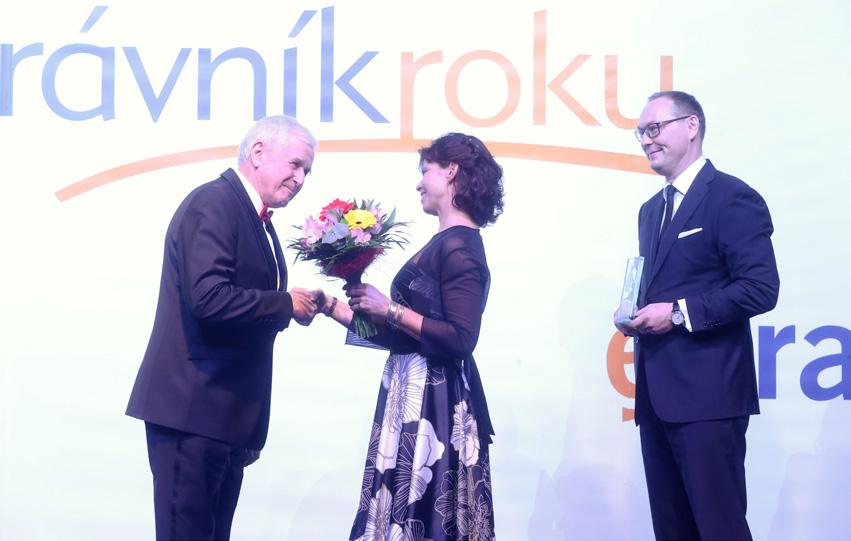 Emeritní předseda senátu občanskoprávního a obchodního kolegia Nejvyššího soudu Zdeněk Novotný přebírá na slavnostním galavečeru v Bobycentru Brno titul Právník roku 2017 v kategorii Občanské právo