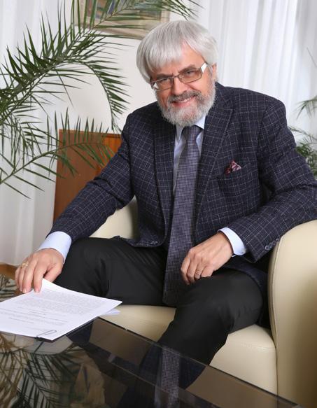 ÚVODNÍ SLOVO PŘEDSEDY NEJVYŠŠÍHO SOUDU Jestliže soudci civilního kolegia v roce zaznamenali po letech jisté snížení nápadu věcí, pak u kolegia trestního můžeme v porovnání let a 2017 hovořit o