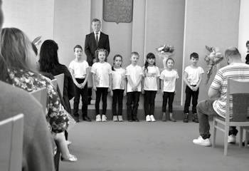 Všichni jsme popadli kameny a šli za světlem. Světlo zhaslo, aby se po chvíli objevilo kousek dál, a tak jsme se dostali hlouběji do lesa.
