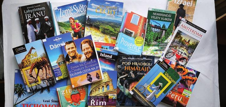 Jsou to detektivky v odlehčené vazbě, odpočinková literatura pro ženy k vodě a z naučné literatury průvodci na cestu.